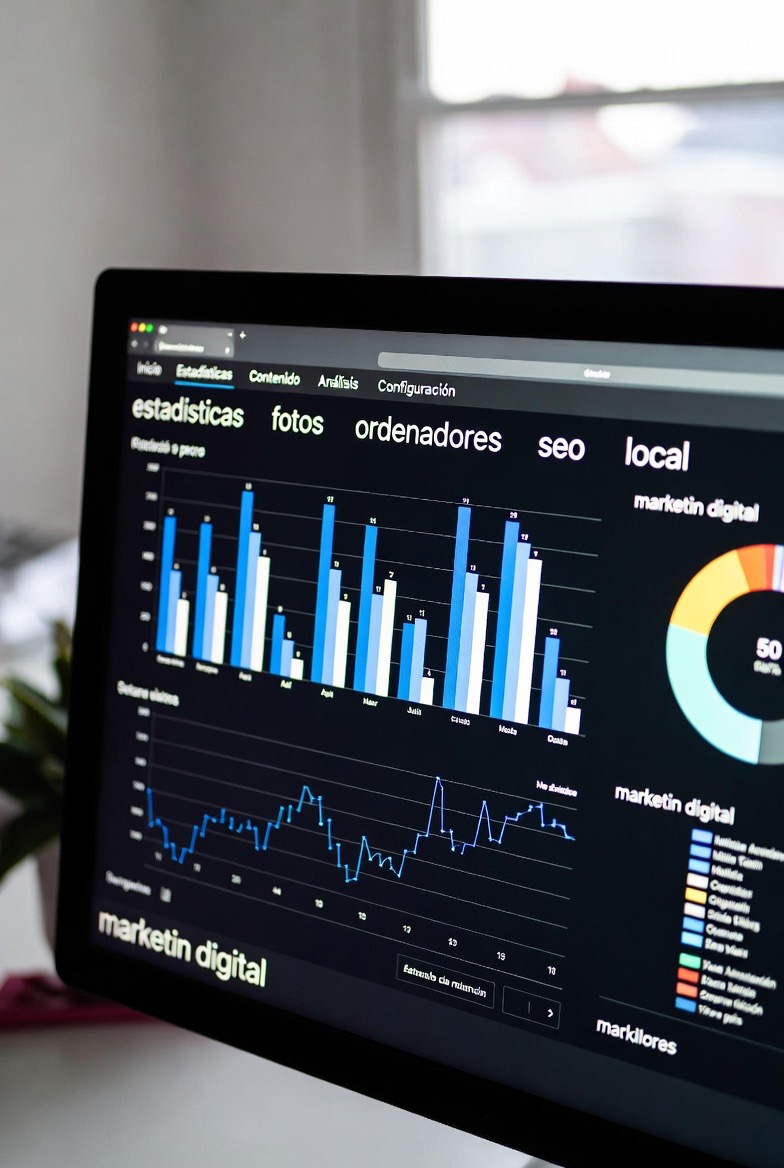 Dashboard de SEO y Marketing Digital con gráficas de posicionamiento para Google Business Profile 2026